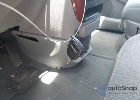 2005 Chrysler Town & Country из США, поврежденный, VIN 1C4GP45R75B101945